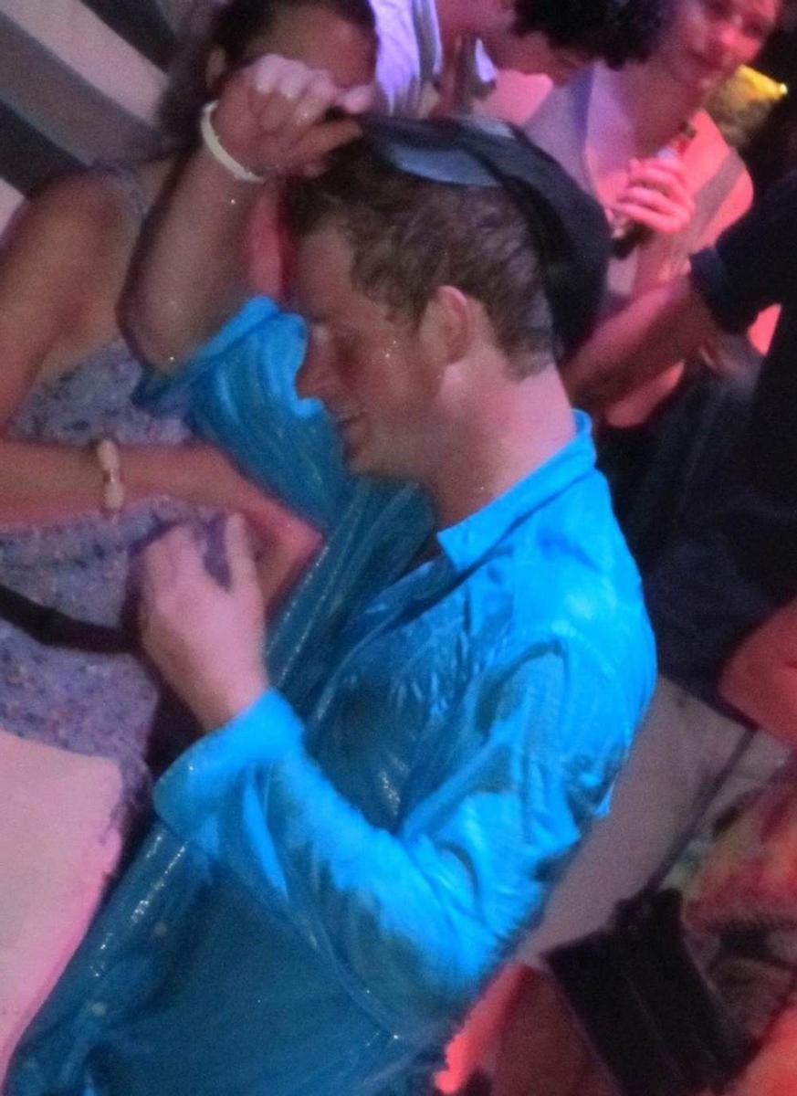 El príncipe Harry, de fiesta en 2011