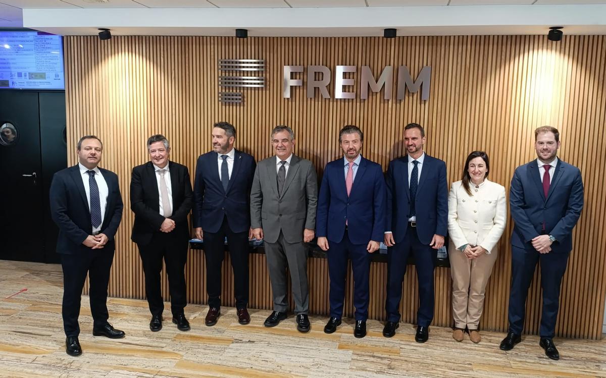 El consejero Juan María Vázquez, junto los presidentes de la Croem, de la Fremm y de Ahmur, Eduardo Piné (2d).