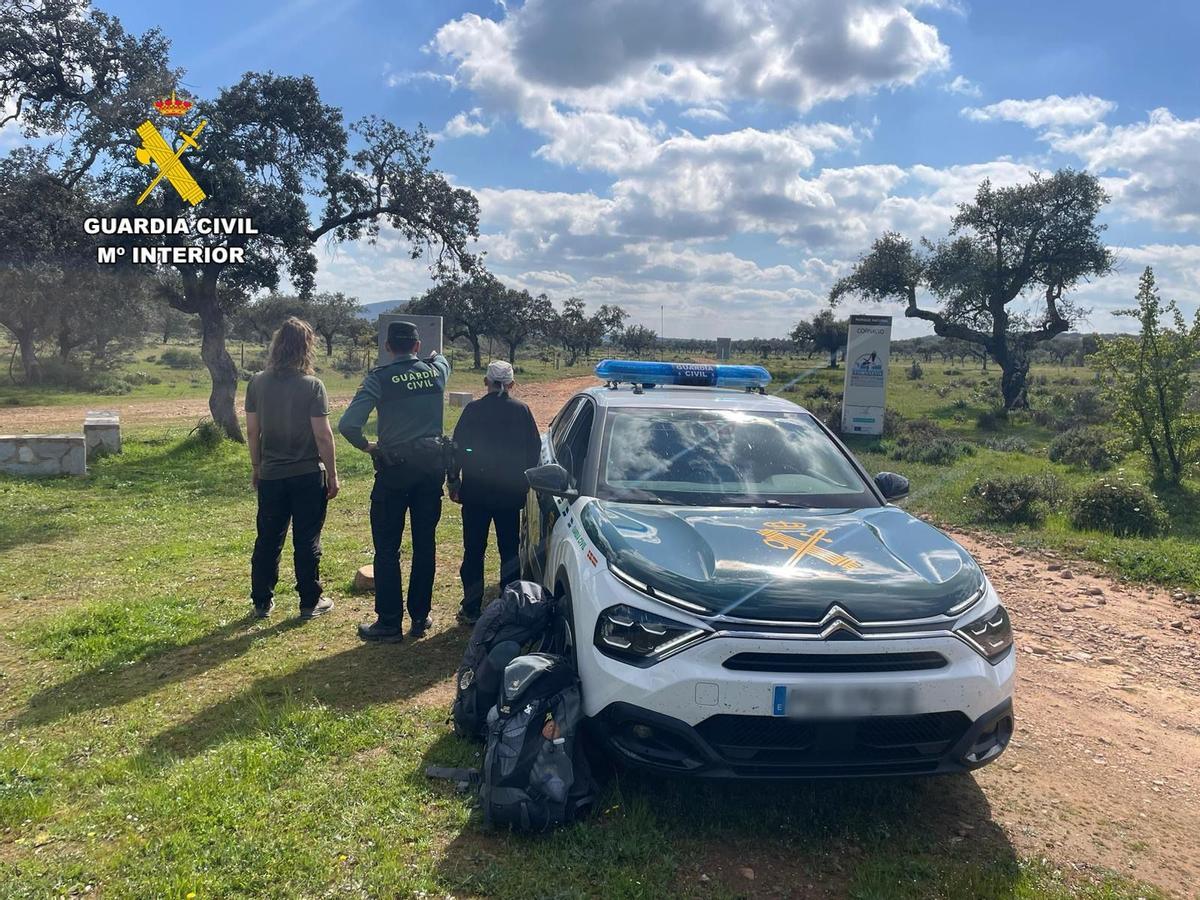 Un agente de la Guardia Civil con los senderistas