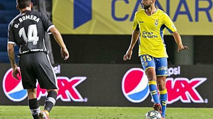 Deivid, ayer, controla el esférico ante la presión de Romera, en el primer partido de titular de la temporada del marcador central de la UD.