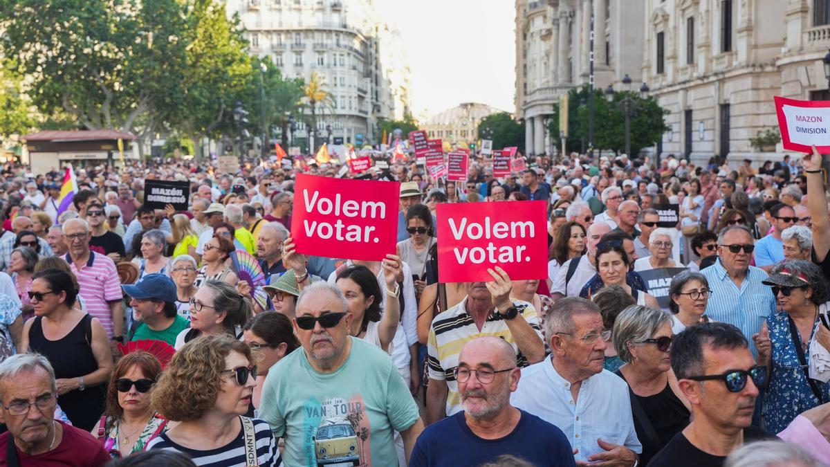 Decenas de personas durante una manifestación para reclamar la dimisión del presidente de la Generalitat, Carlos Mazón, a 29 de junio de 2025, en Valencia, Comunidad Valenciana (España). Esta es la octava manifestación que se realiza para pedir la dimisión del presidente de la Generalitat por su gestión de la dana, que arrasó la provincia de Valencia el pasado 29 de octubre, dejando más de 200 víctimas mortales y miles de afectados. Está convocada por más de 200 entidades cívicas, sociales y sindicales, las asociaciones de víctimas, los Comités Locales de Emergencia y Reconstrucción (CLER) y el Acuerdo Social Valenciano. 29 JUNIO 2025 Jorge Gil / Europa Press 29/06/2025. Jorge Gil;