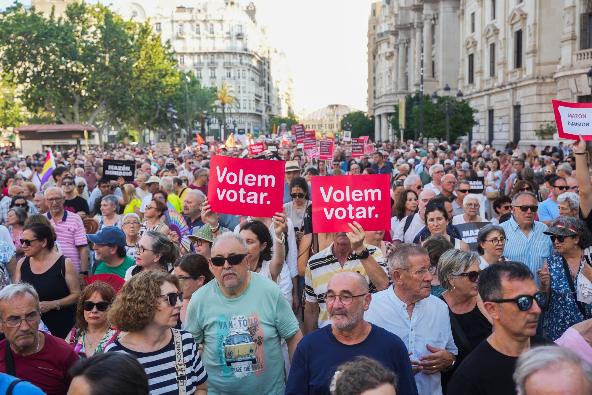 Decenas de personas durante una manifestación para reclamar la dimisión del presidente de la Generalitat, Carlos Mazón, a 29 de junio de 2025, en Valencia, Comunidad Valenciana (España). Esta es la octava manifestación que se realiza para pedir la dimisión del presidente de la Generalitat por su gestión de la dana, que arrasó la provincia de Valencia el pasado 29 de octubre, dejando más de 200 víctimas mortales y miles de afectados. Está convocada por más de 200 entidades cívicas, sociales y sindicales, las asociaciones de víctimas, los Comités Locales de Emergencia y Reconstrucción (CLER) y el Acuerdo Social Valenciano. 29 JUNIO 2025 Jorge Gil / Europa Press 29/06/2025. Jorge Gil;