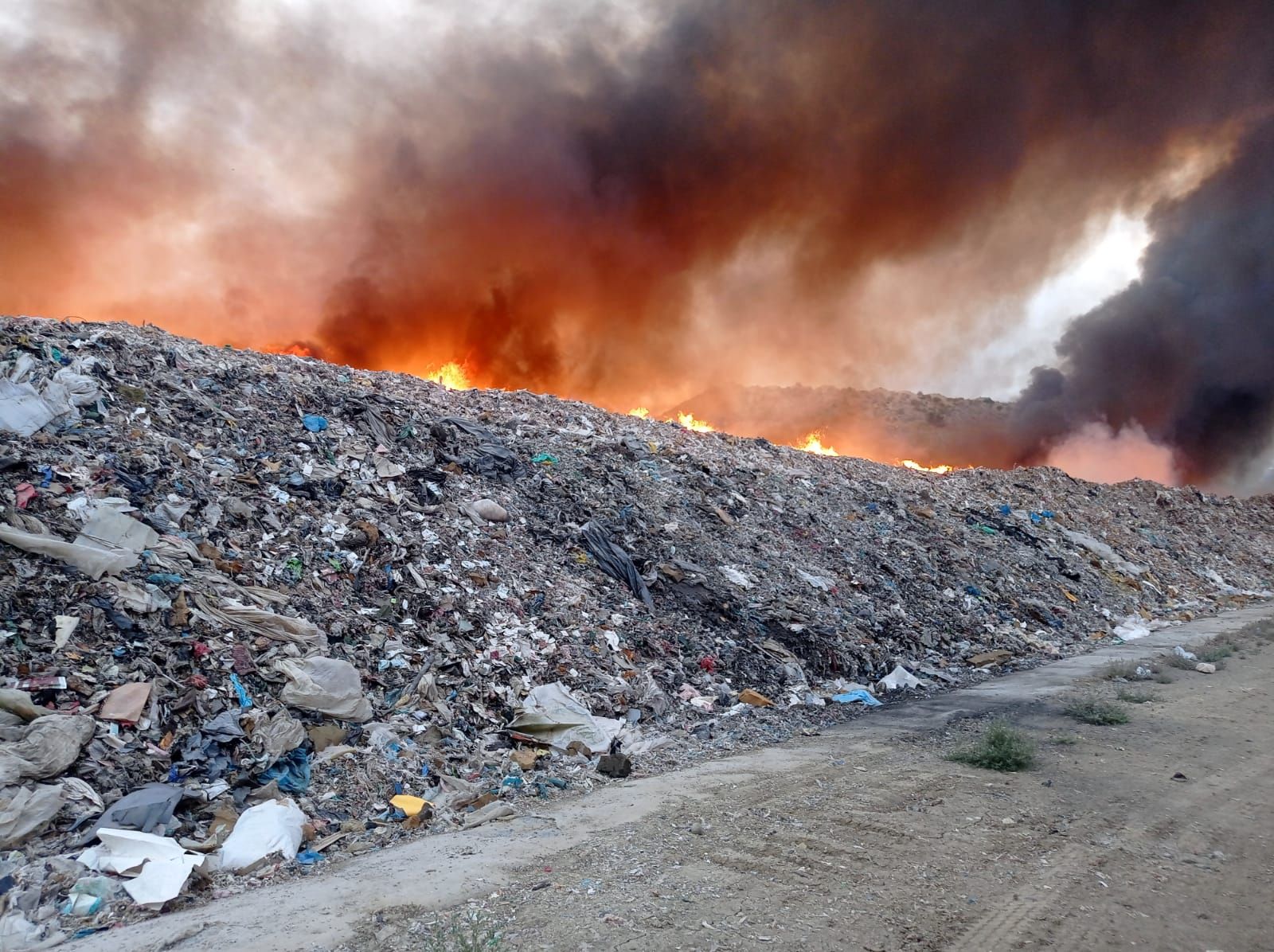 Un incendio en el vertedero de inertes de Monovar provoca una gran columna de humo