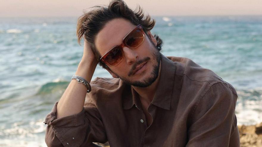 Manuel Carrasco, en una imagen de la campaña de gafas realizada en Mallorca.