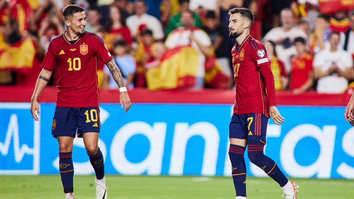 Álex Baena junto a Yeremy Pino tras marcar su primer gol con España.
