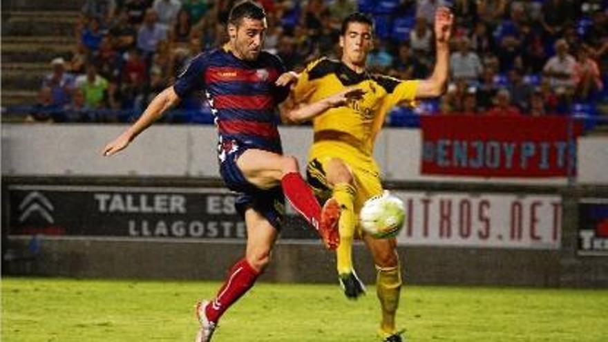 Benja Martínez pugna la pilota amb un futbolista de l&#039;Osasuna.