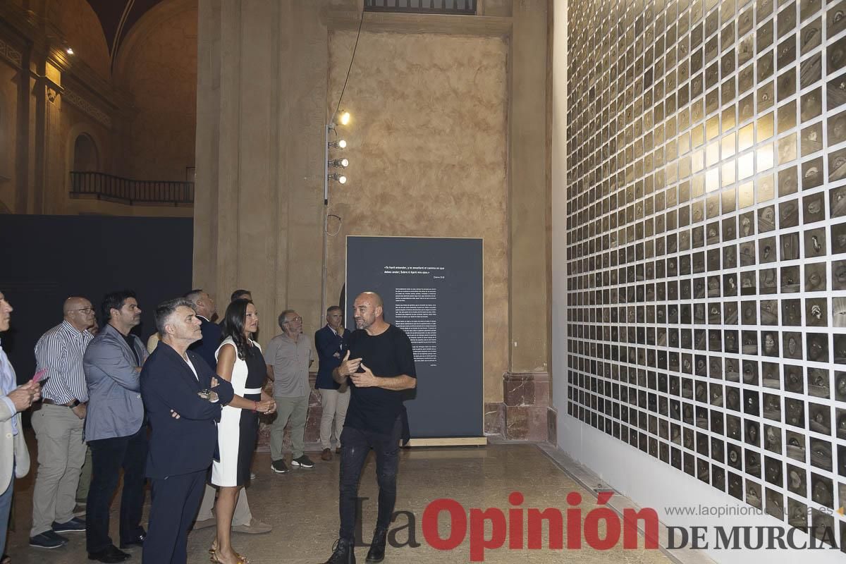 Así es la exposición 'Los Asomados' de Lidó Rico, que llega a Caravaca en su Año Jubilar