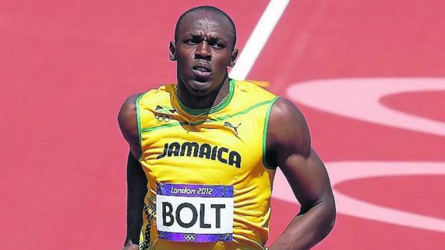 Usain Bolt cruza la línea de meta en primer lugar. // Reuters