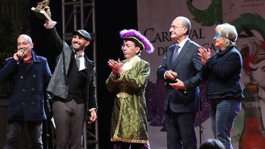 El pregonero, Antonio Carlos Rojas Gallego, ayer en el escenario de la plaza de la Constitución junto a Acejo, De la Torre y Porras.