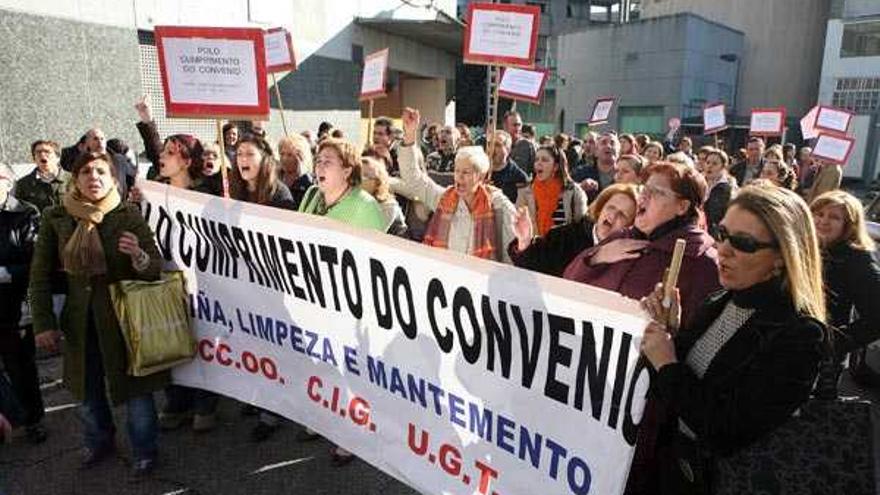 Un momento de la concentración de los trabajadores ayer, ante la puerta del Hospital Xeral.