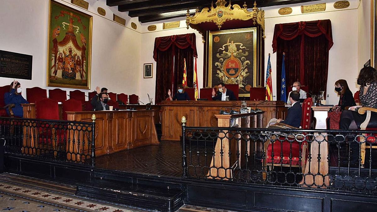 Yesterday's plenary session at City Hall, with the assistance of only spokespersons and the mayor of the Treasury. Yesterday's plenary session at City Hall, with the assistance of only spokespersons and the mayor of the Treasury.