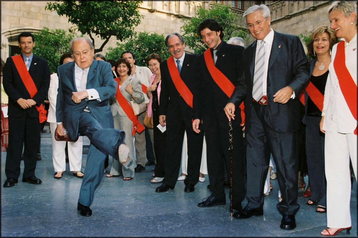 Jordi Pujol en una recepción en el Palau de la Generalitat del nuevo consistorio del Ajuntament de Barcelona, con el alcalde Joan Clos, el 14 de junio del 2003. El ’president’ rompió el protocolo chutando una naranja que había en el suelo.