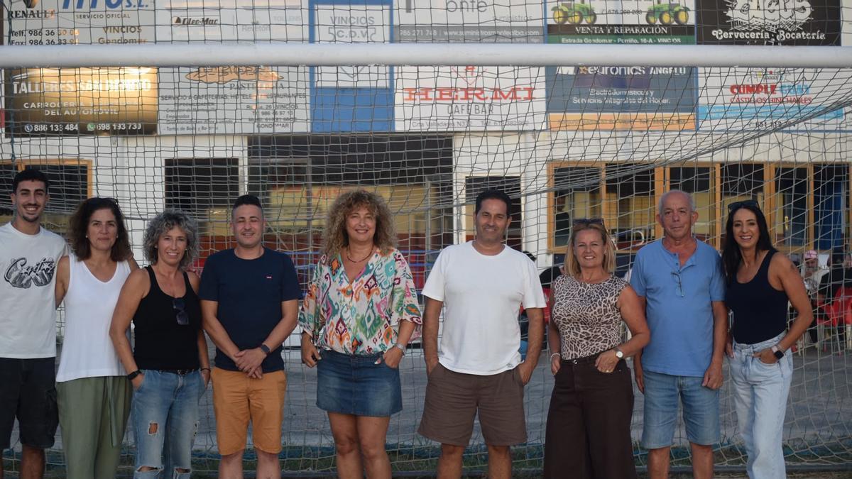 Parte de la nueva directiva del CD Vincios, que prepara un recurso contra el convenio Concello-Zona Franca para salvar el campo.