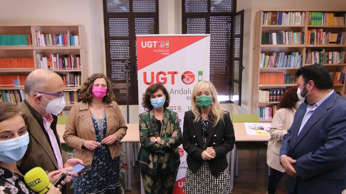 La secretaria general de UGT, Carmen Castilla, atiende a la prensa junto a la vicepresidenta primera del gobierno, Carmen Calvo