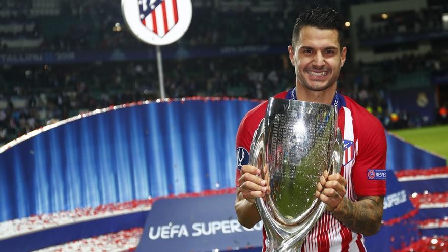 Vitolo con el título de Supercopa de Europa, conquistado con el Atlético de Madrid.