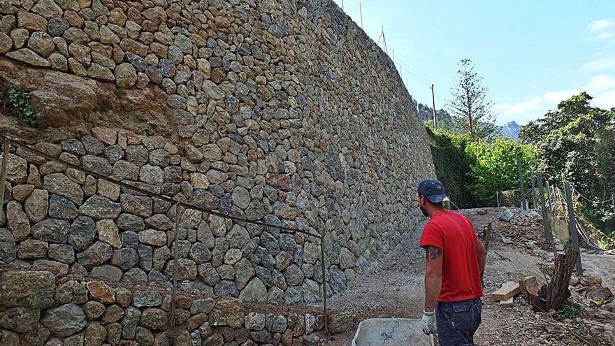 Una pared de grandes dimensiones construida con la técnica de la &#039;pedra en sec&#039;, en la Serra.