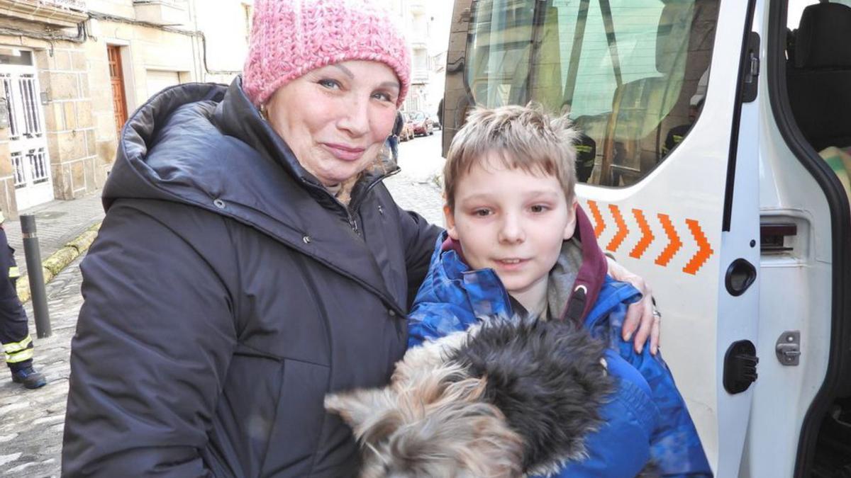 Esta familia huyó con su mascota. |   // F. CASANOVA