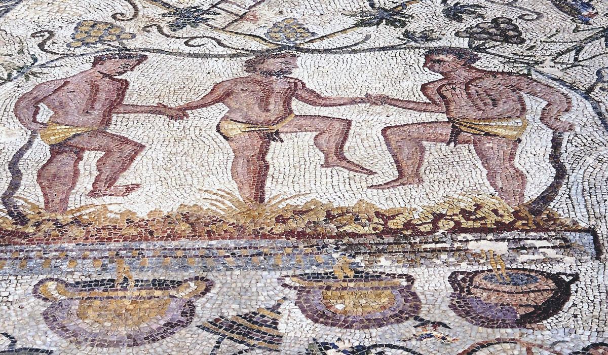 Los romanos fueron los primeros en introducir el cultivo de la vid en Mallorca. El gran historiador Plinio, en el siglo I a.C., cita a los vinos baleáricos y los compara con los mejores de Italia.