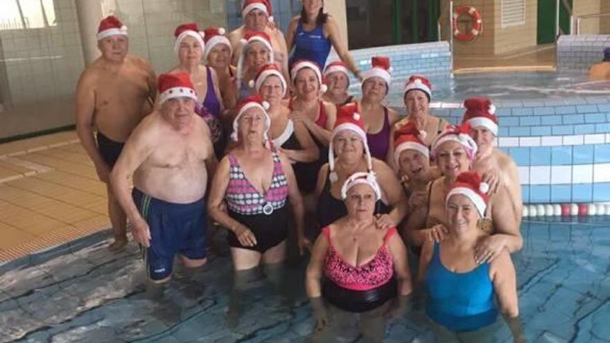 Los mayores de Aspe aprenden a nadar en Navidad