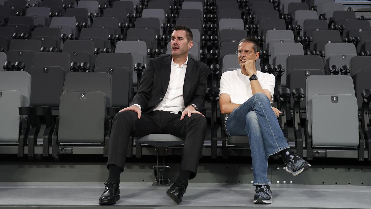 El director deportivo del Valencia Basket, Luis Arbalejo, junto a Pedro Martínez en el Roig Arena.
