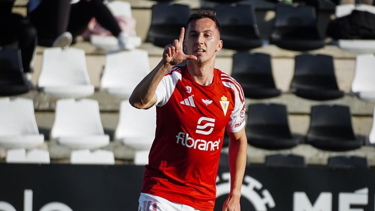 El jugador celebra su único tanto con el Murcia