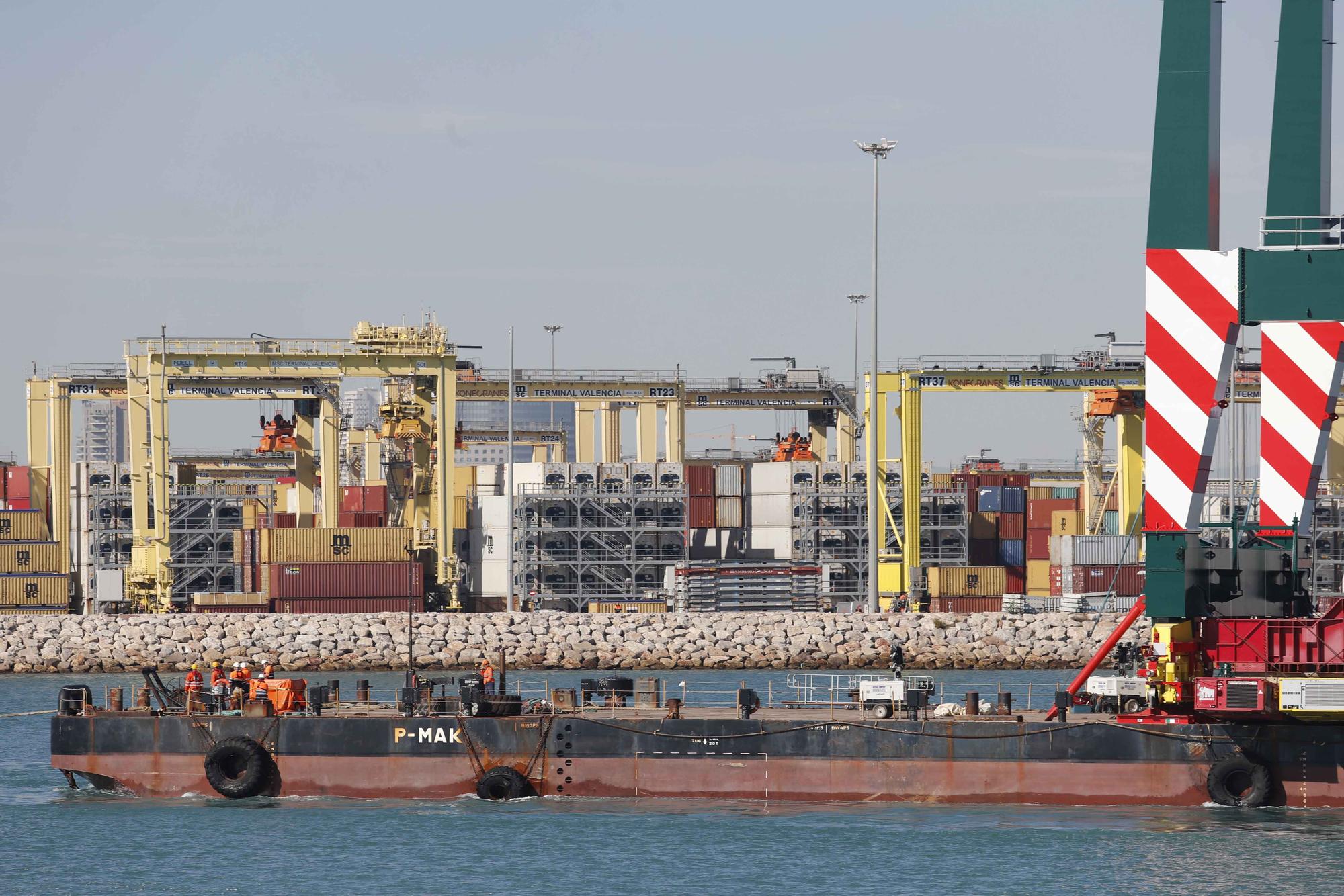 Espectacular traslado por mar de una nueva grúa en el Puerto de València