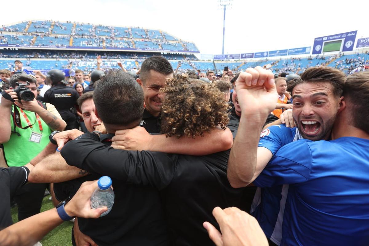 Los jugadores celebrando en el ascenso en el campo