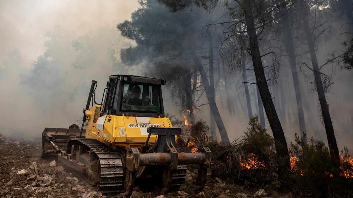 Un operario trabaja en primera línea de fuego.