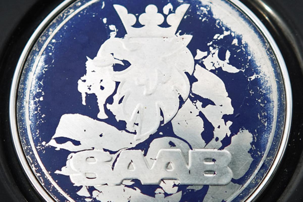 Un vell logo del mític fabricant suec d’automòbils SAAB que en l’actualitat està completament en bancarrota i a l’espera d’inversions xineses.