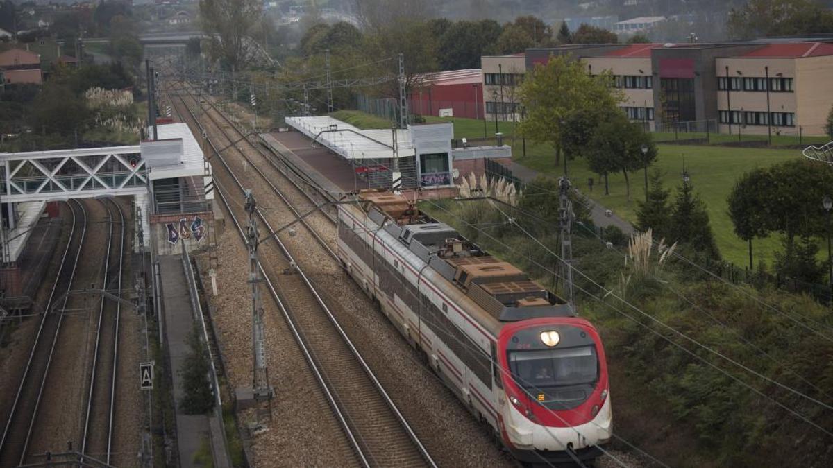 Un tren de Cercanías en Villabona