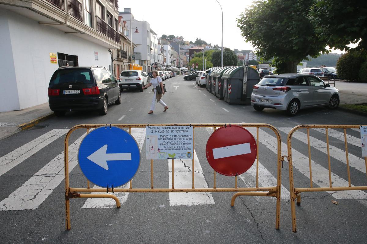Señales de restricción de tráfico en Banda do Río durante el periodo estival.