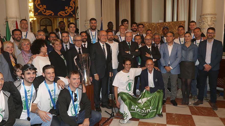 Las autoridades políticas, con el alcalde De la Torre como anfitrión, posan con los campeones de Europa, durante la visita del Unicaja ayer al Ayuntamiento de Málaga.