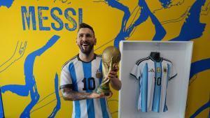 Estatua de Lionel Messi en Miami en una exposición de la Conmebol que reivindica los diez títulos de las selecciones sudamericanas en los Mundiales.