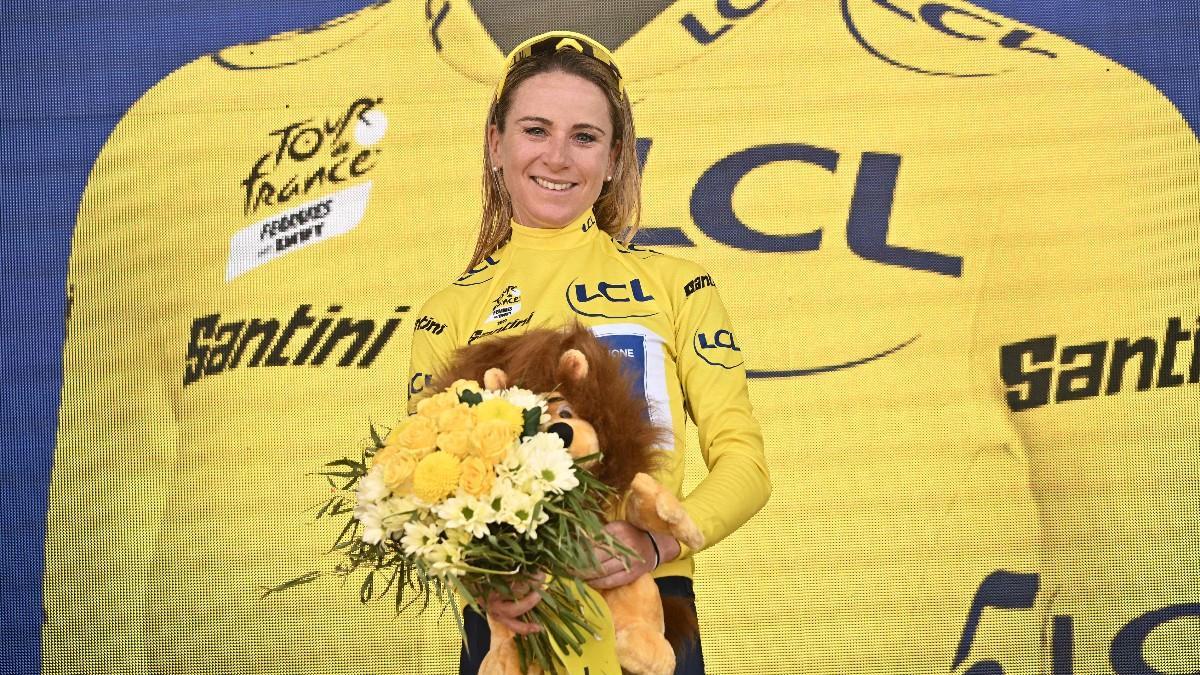 Van Vleuten celebra su victoria en el Tour de Francia