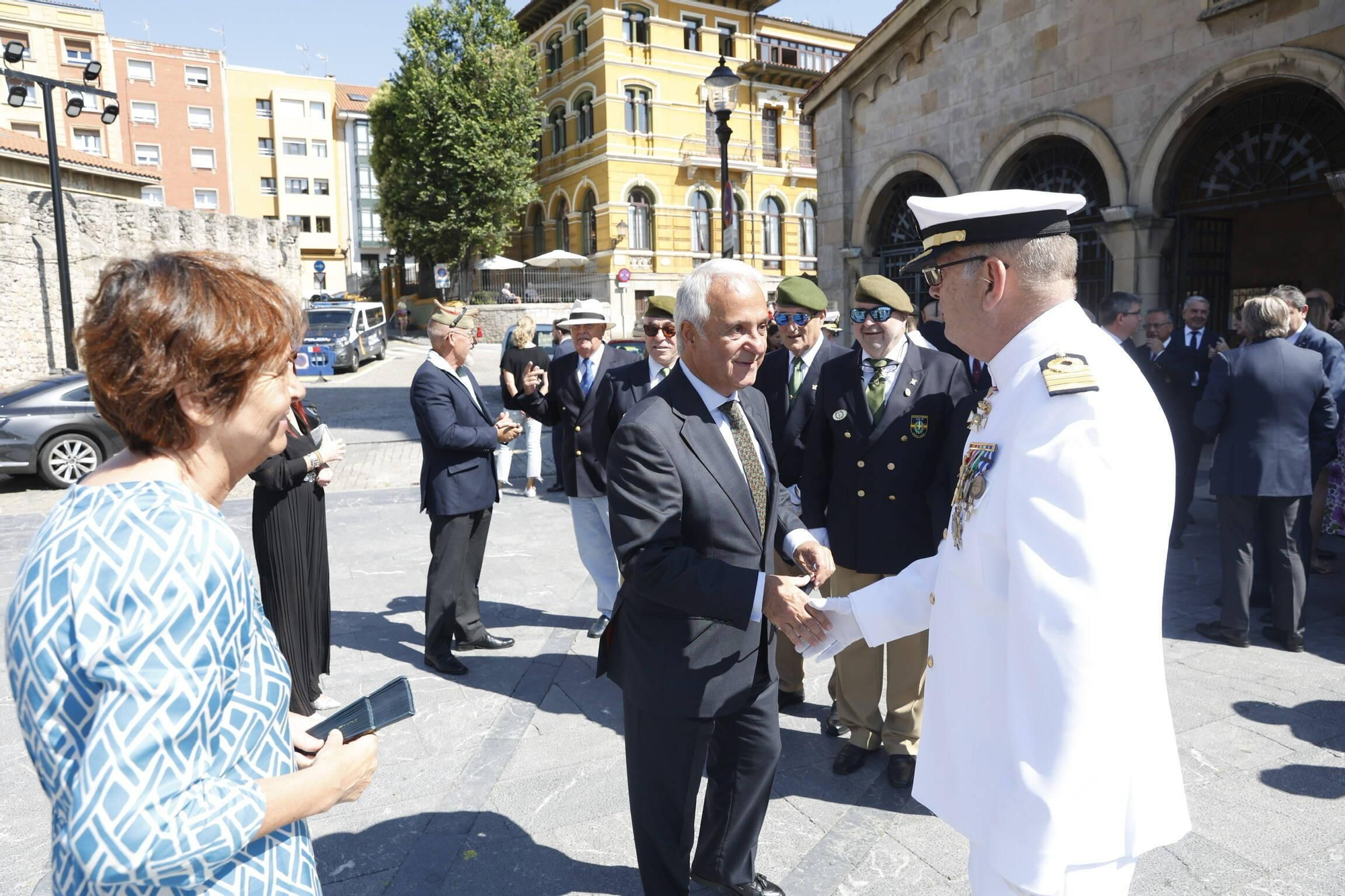 La misa con la Armada y la ofrenda floral del Carmen en Gijón, en imágenes