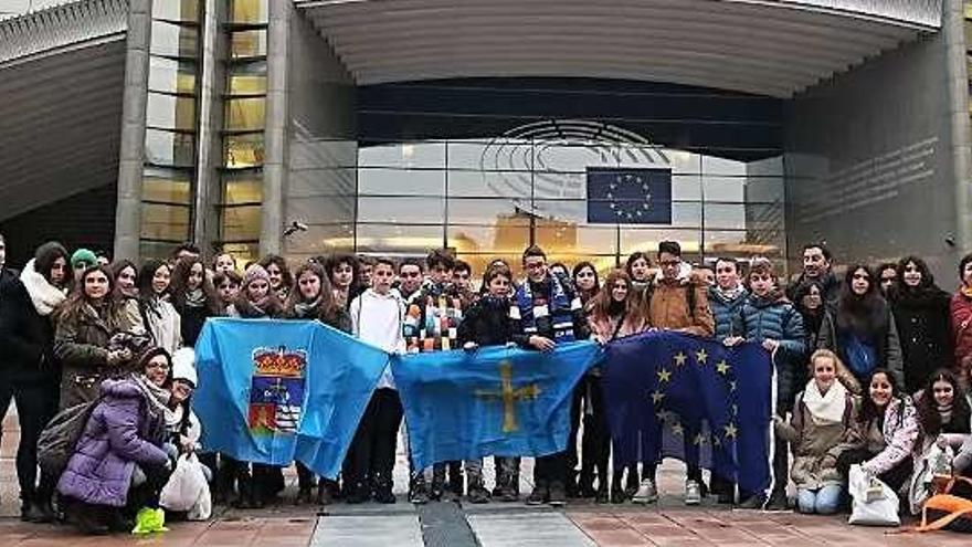 Los alumnos, frente a la Eurocámara.