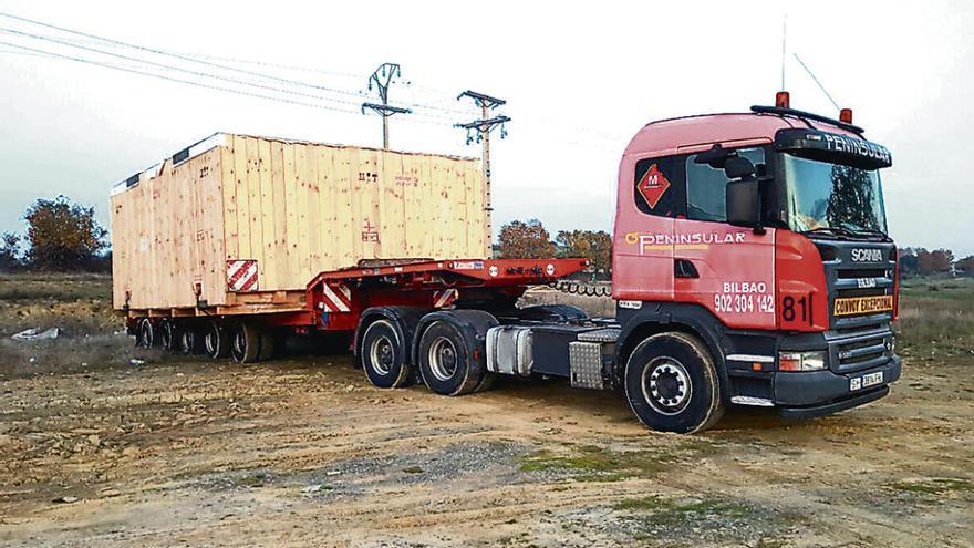 Camión con el gran convoy, que ayer partió hacia Portugal tras diez días retenido en Sejas.