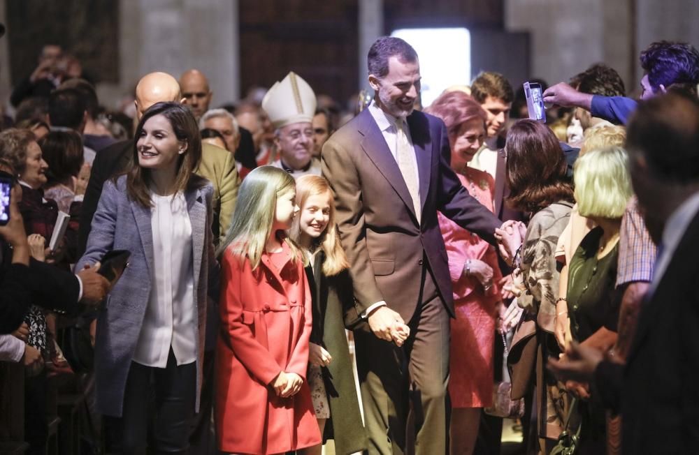 Pünktlich, aber nicht vollzählig: Letizia und Felipe, ihre Kinder Leonor und Sofía sowie Altkönig Sofía fanden sich am Sonntag (16.4.) traditionsgemäß in Palma Kathedrale ein.