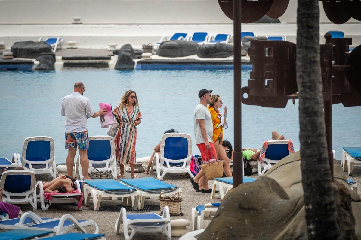 Bañistas disfrutan este domingo de las piscinas del Lago Martiánez, en el municipio de Puerto de la Cruz.