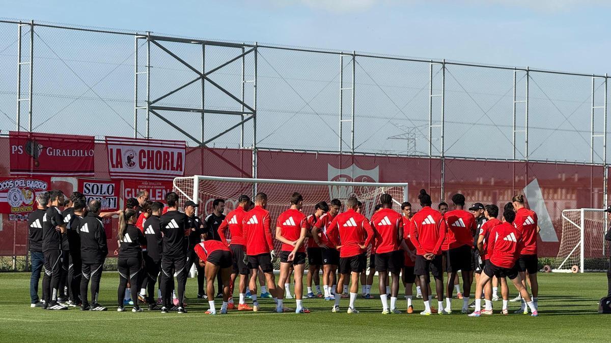 Vídeo | Entrenamiento del Sevilla FC este jueves en la CD José Ramón Cisneros Palacios con las banderas de las peñas sevillistas