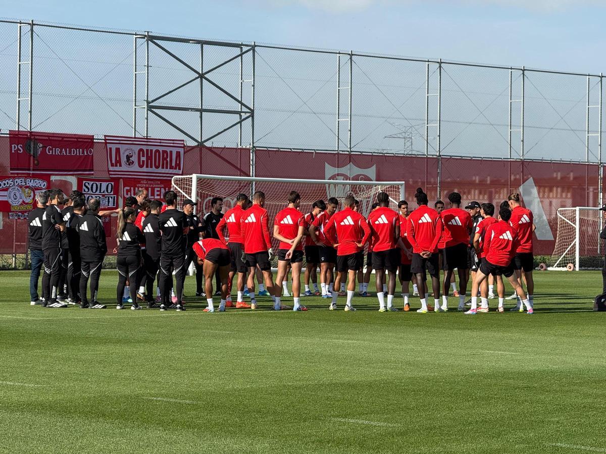 Entrenamiento del Sevilla FC en la ciudad deportiva con presencia de las banderas de varias peñas sevillistas