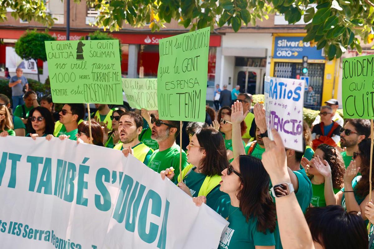 Cerca de 500 personas marchan en Torrent para defender la educación pública
