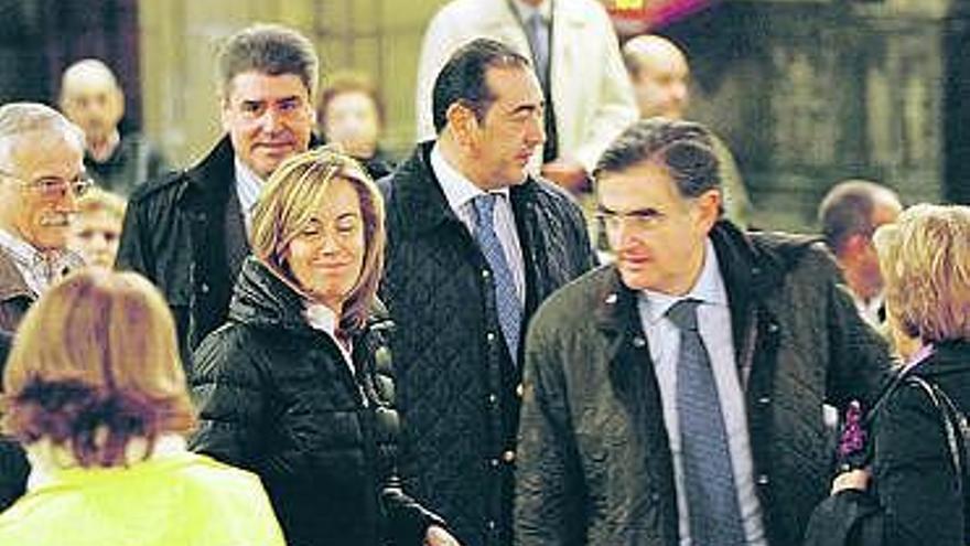 Pilar Fernández Pardo recibe el pésame de Ovidio Sánchez ante la mirada de Fernando Goñi y Alfonso Román.