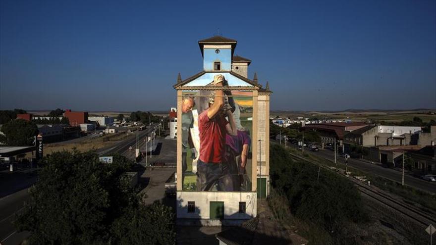 Scarpia deja su impronta en un gran mural de Manolo Mesa en El Silo