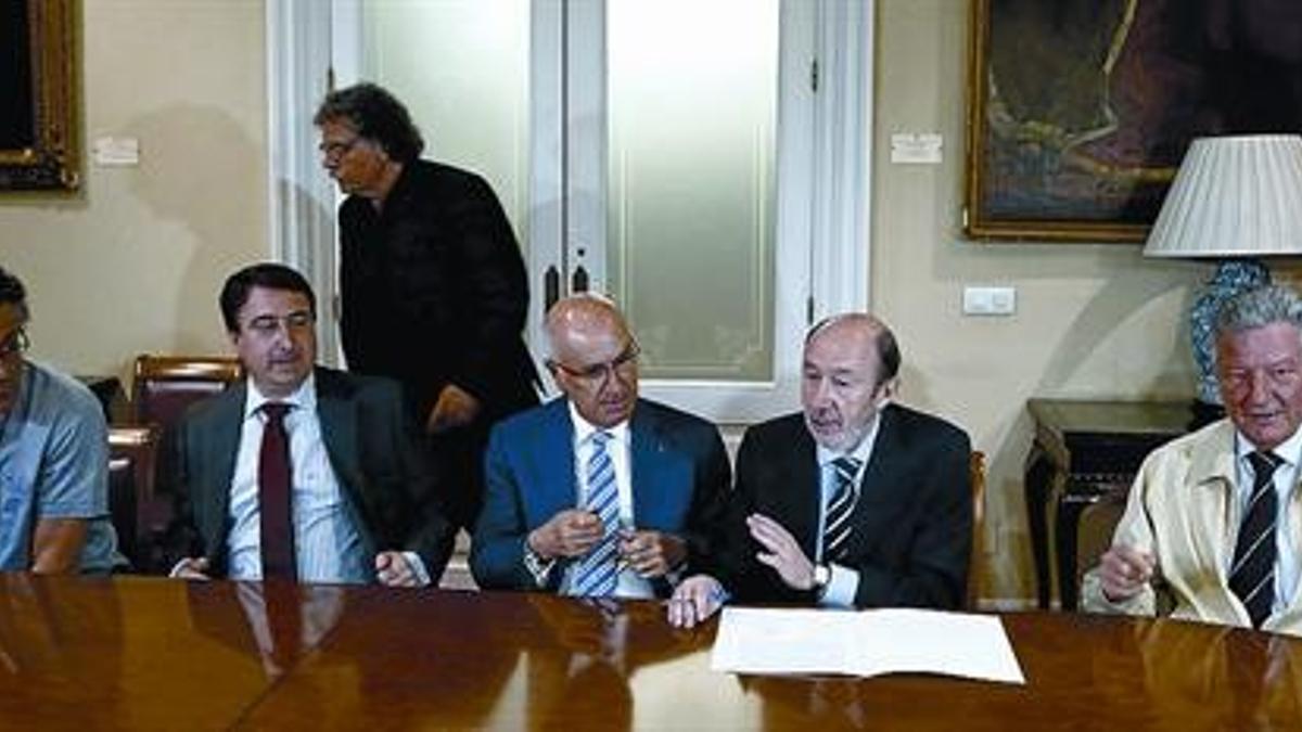 Los representantes de todos los grupos de la oposición, excepto de UPD, ayer, en la firma del compromiso de derogación de la LOMCE.