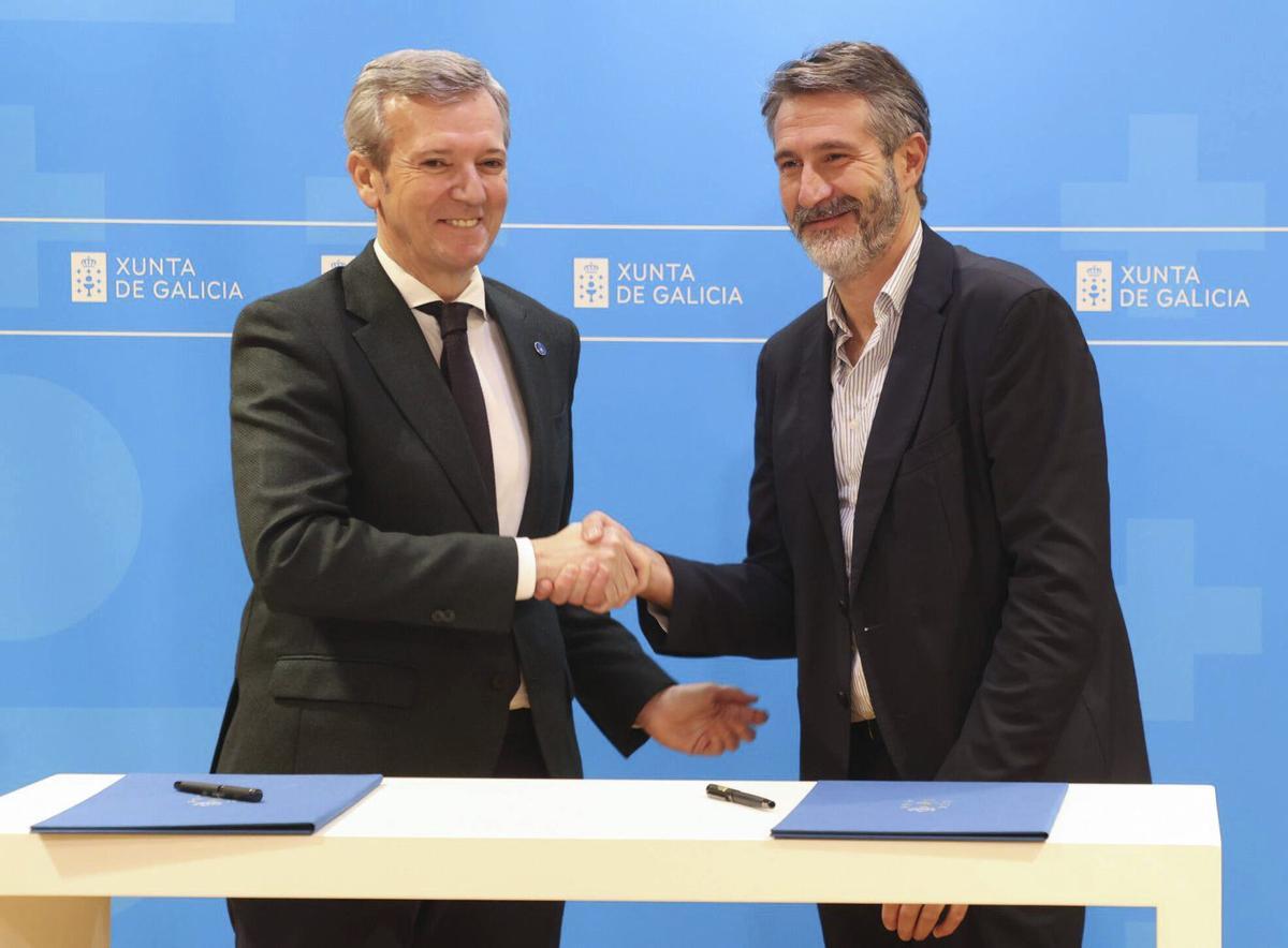 Los presientes de la Xunta, Alfonso Rueda, y de la Fegamp, Alberto Varela, tras el acuerdo del SAF. | XOÁN ÁLVAREZ