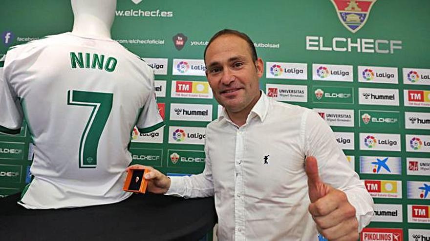 La leyenda del Elche posa 
junto a su camiseta.  a.AMORÓS 