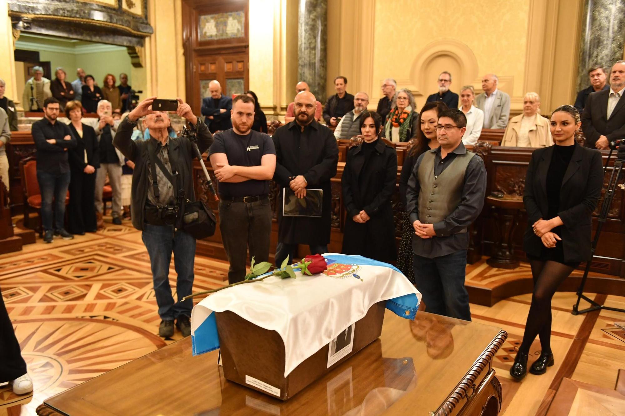 Recepción e enterro dos restos do pintor Francisco Miguel