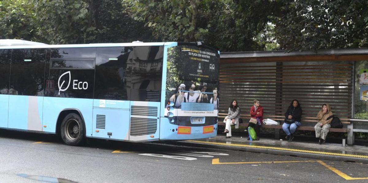 Un autobús interurbano en la parada de Entrejardines. |Iago López