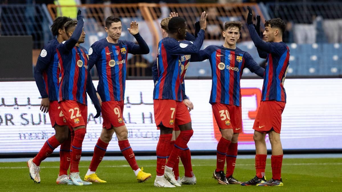 El Barça celebra el gol de Lewandowski en Riyad